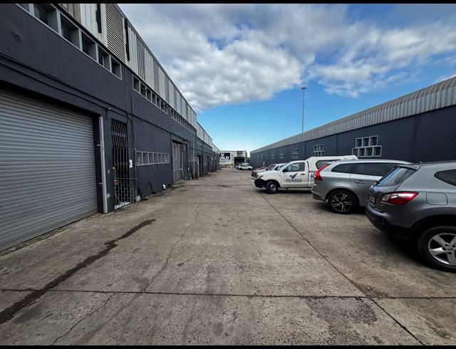 240M² MINI FACTORY TO LET IN PHOENIX INDUSTRIAL